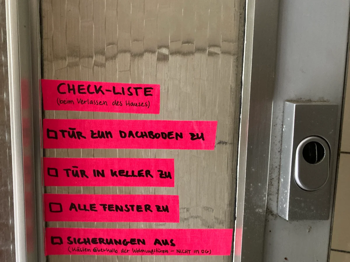 Pinkes Tape mit Anweisungen an einer Haustür