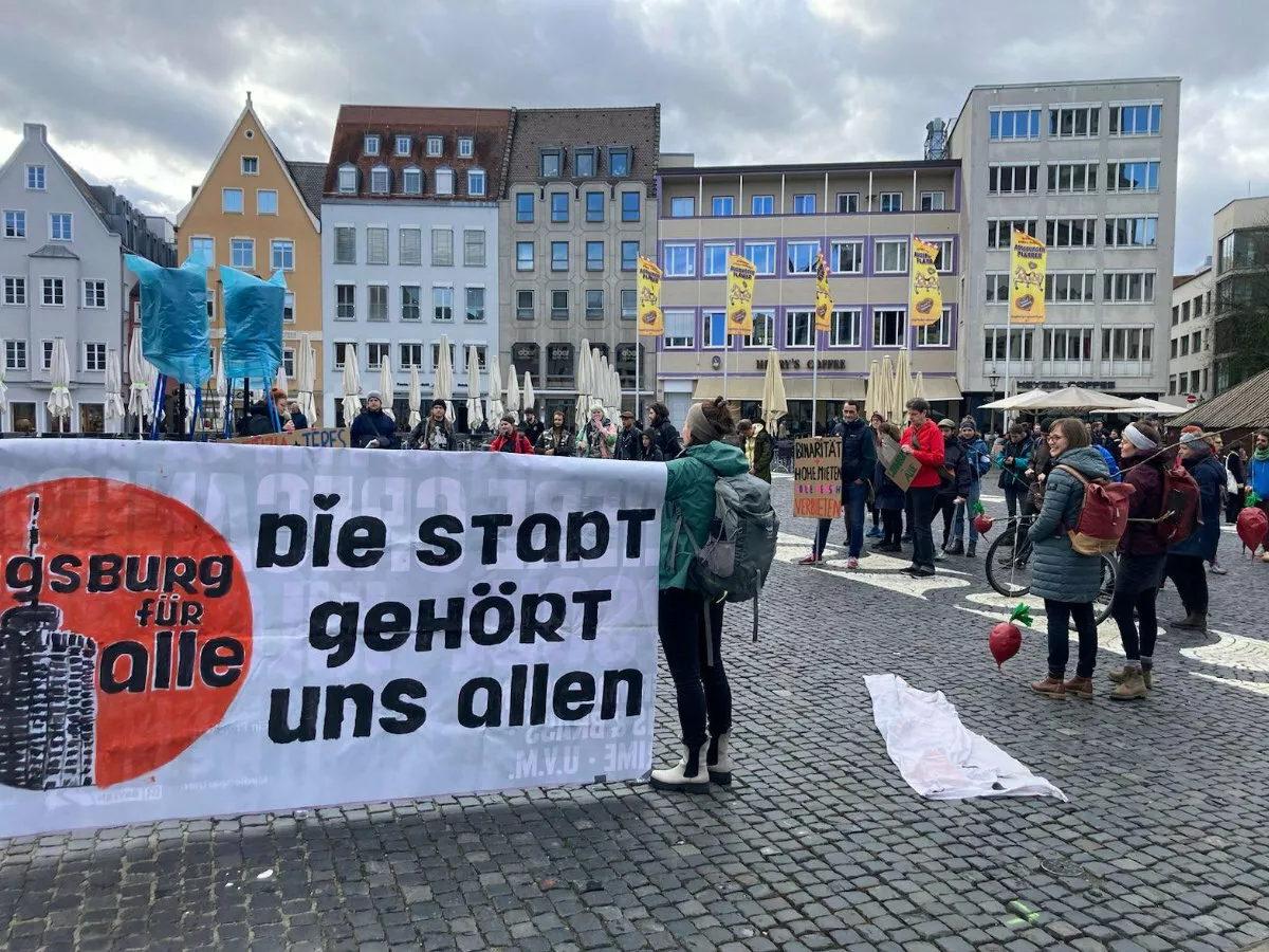Demo auf dem Rathhausplatz Augsburg für bezahlbaren Wohnraum