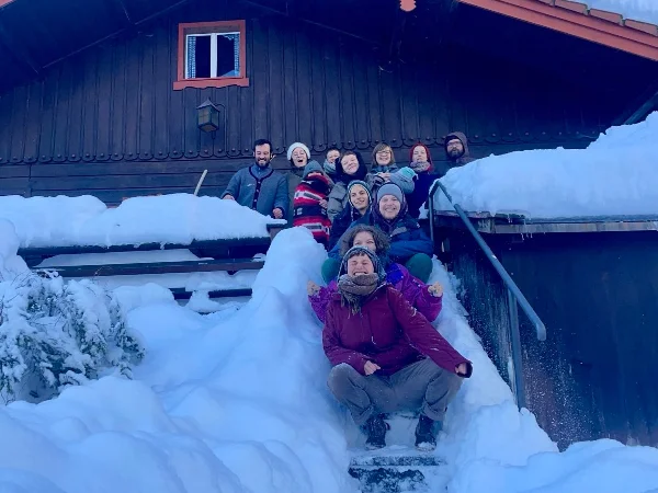 Die Gruppe des Pa*radieschen Hausprojekts im Schnee