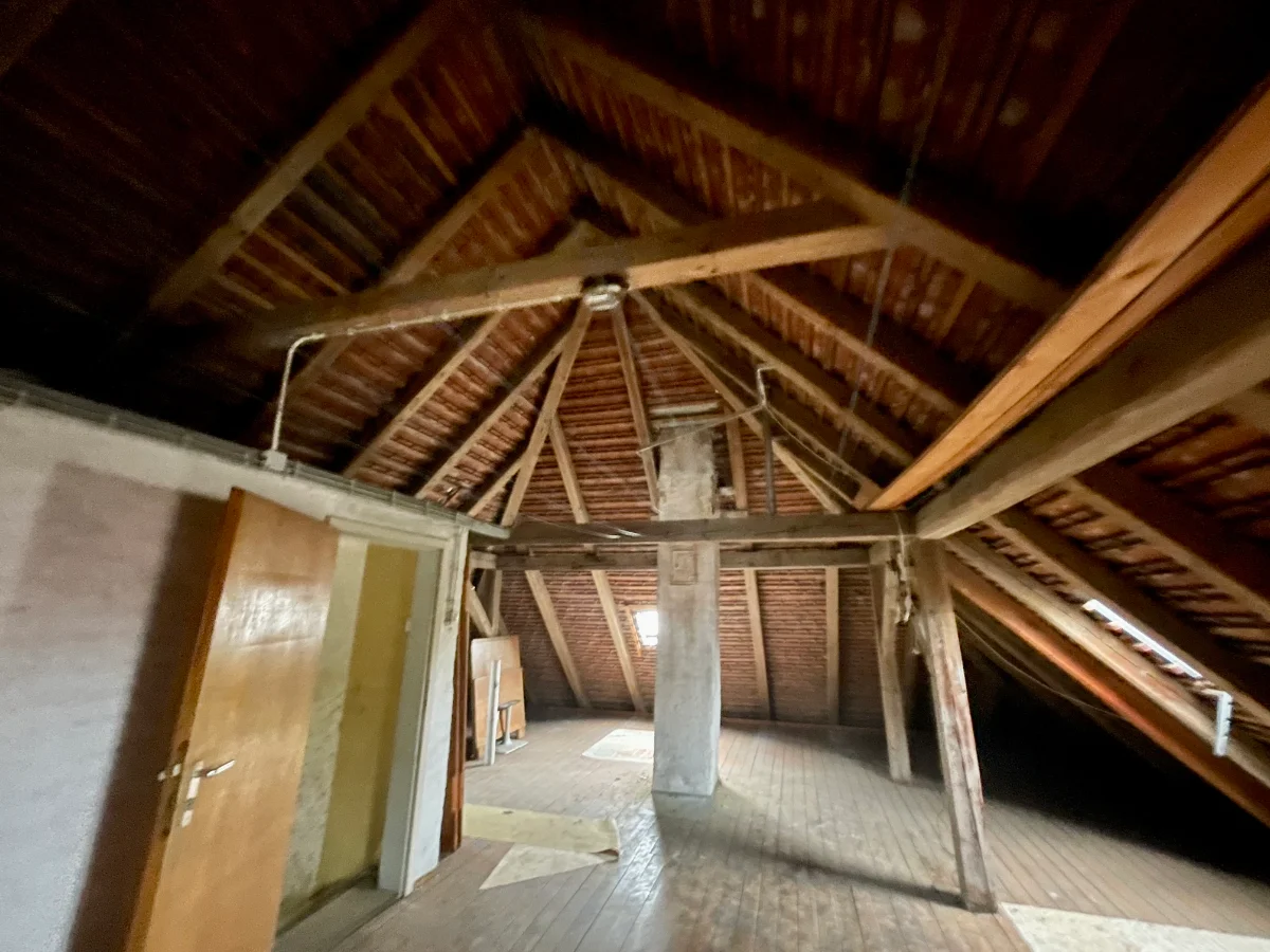 Dachboden eines Mehrfamilienhauses