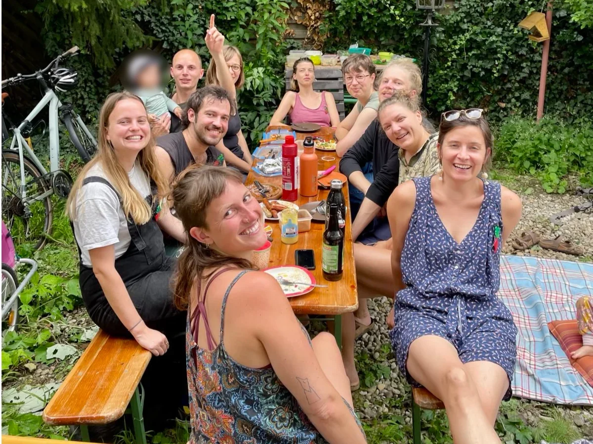 Menschen beim Grillen im Garten