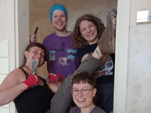 Menschen in einer Zimmertür beim Gruppenfoto