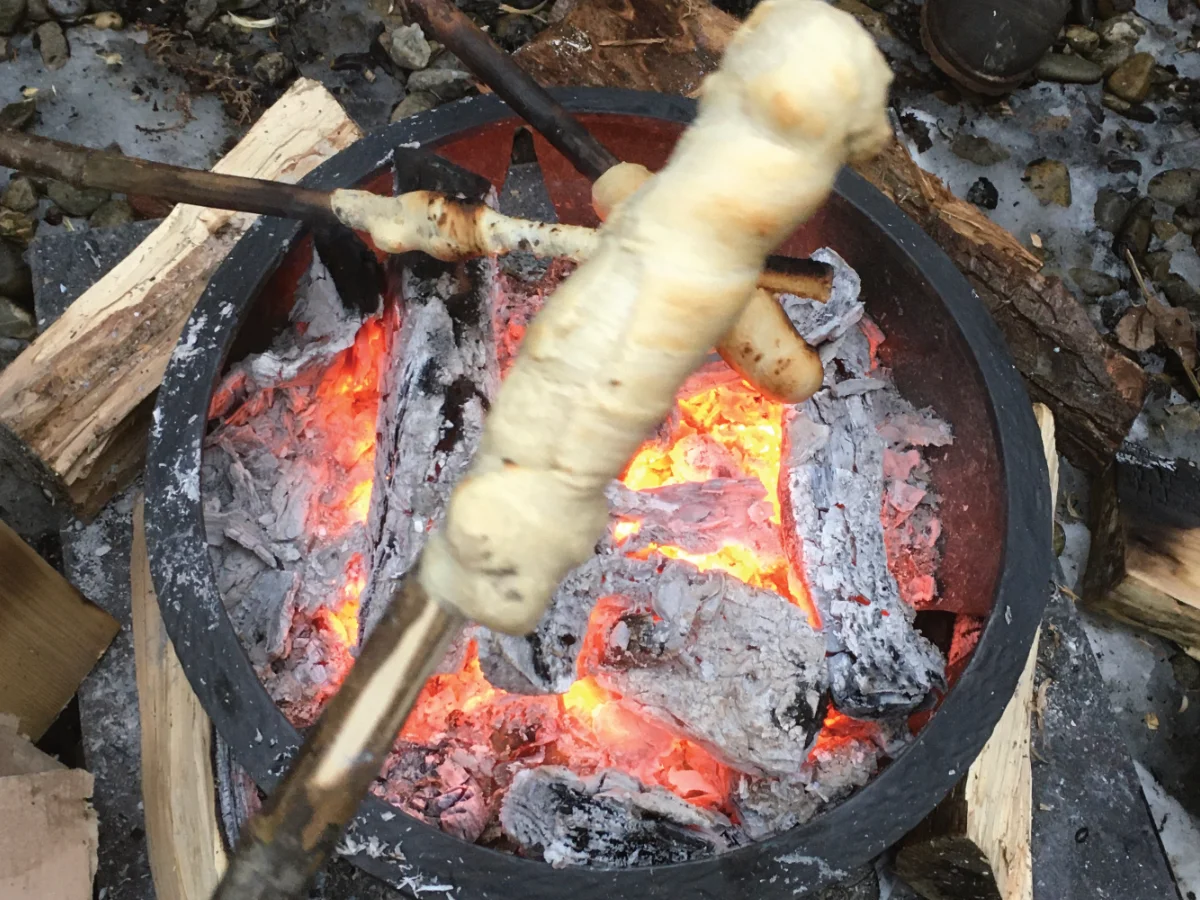 Feuer mit Glut und Stockbrot