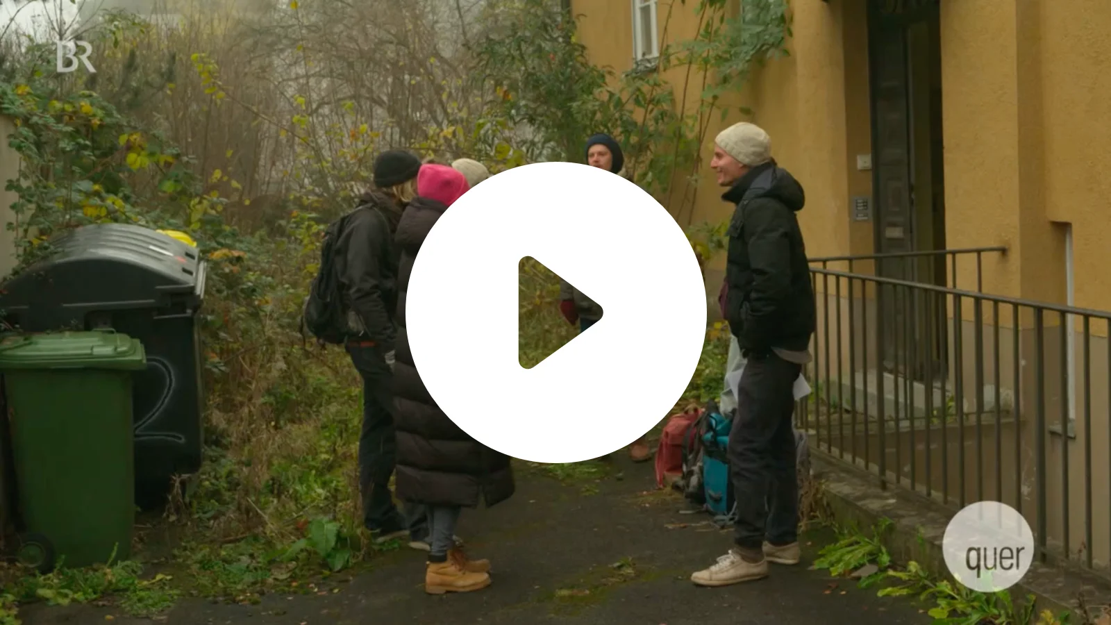 Gruppe von jungen Menschen vor einem Haus